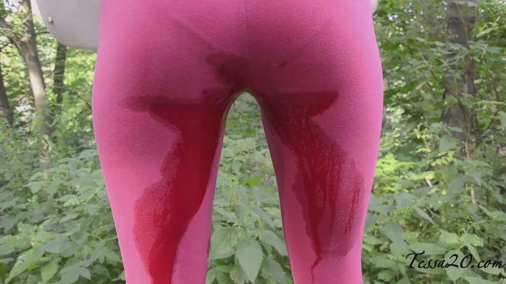 Tessa20_5-Peeing-Outside1-1080