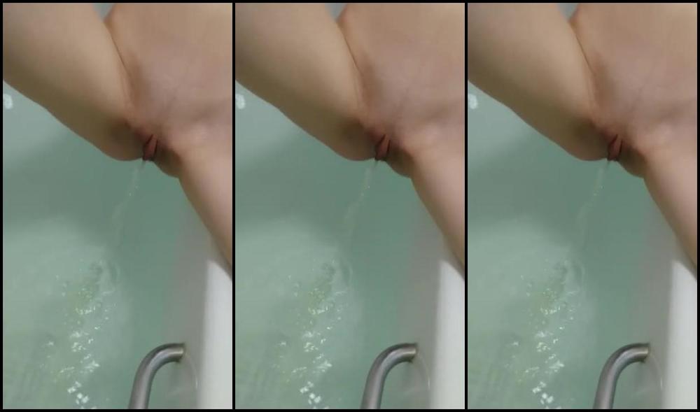 Pee Pee In The Bath - Amateur Teen