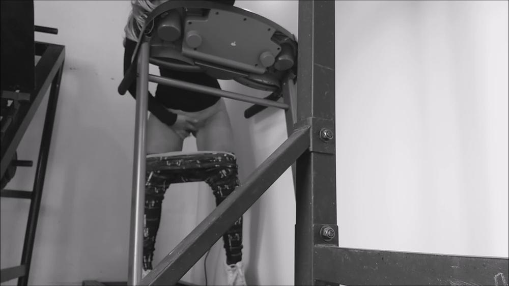 girl in the gym is not afraid of being discovered and she trains her pussy