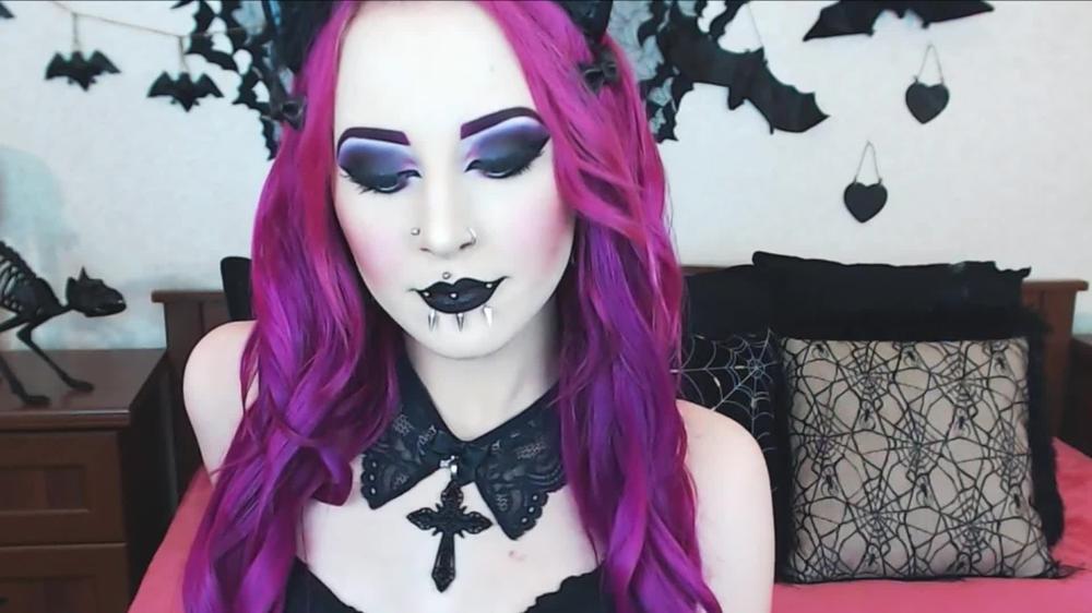 Black Lips And Smoking Tease