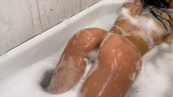 Romantic bubble bath date night with me - May 02, 2021
