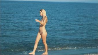 19-4-2022_I8Xe_Amazing Model Vine Nude At The Beach