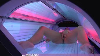 MÄDCHEN MASTURBIERT IM SOLARIUM