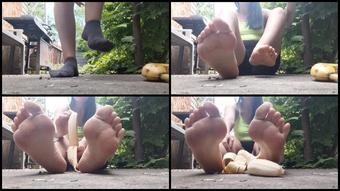 Daisyduncan 10 06 2020 413572802 Close Up Video Of Me Smashing A Banana With My Soles And Toes Sticky In Between My