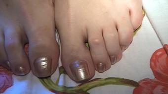 ASS SPREADING AND FOOT TEASE - July 27, 2023
