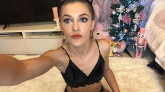 Teen Talks Dirty and Shows off body