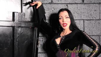 Vampire Glamoured To The Glory Hole
