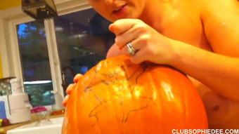 Clubsophiedee375-Pumpkincarving