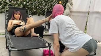 2 Dommes using foot slave - June 08, 2023