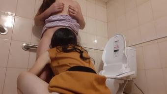 На Первом Свидании С Девушкой Трахнулась В Туалете Ресторана - Lesbian_Illusion - 1080P