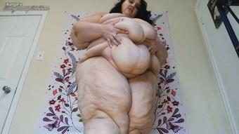 Giantess Eats Her Victims