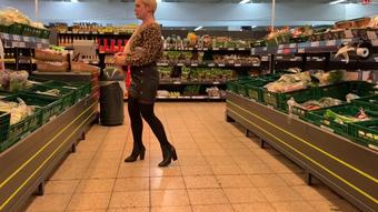 Public Im Einkaufsladen - Gurke Und Moehren Eingefuehrt Upsi Ich Lass Es