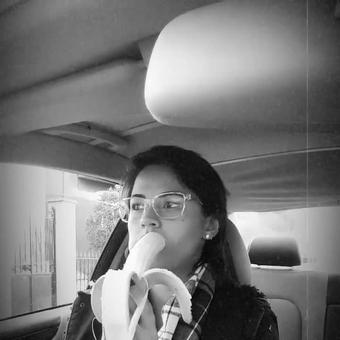 Young French Brunette Love Banana -Jeune Francaise aime les bananes