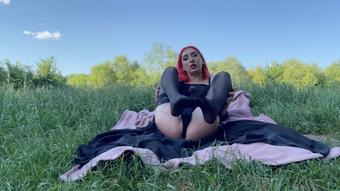 Feet play outdoor - May 30, 2022