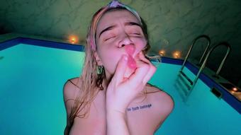 Sex date with a beauty in the pool