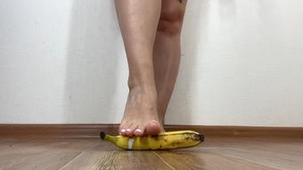CRUSH FOOD FEET FETISH