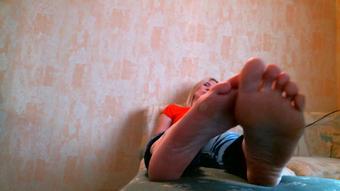 Lilcharlotte Smelly Feet Wiggling And Cracking Toes Manyvids