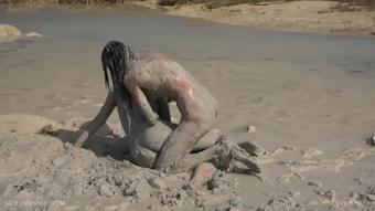2011.10.22 Qs, Nazryana - Silver Mud