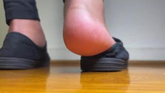 Ebony Giantess Exposes Her Stinky Feet
