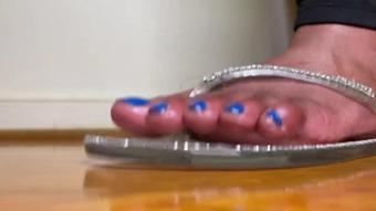 Giantess Flip Flops Tapping