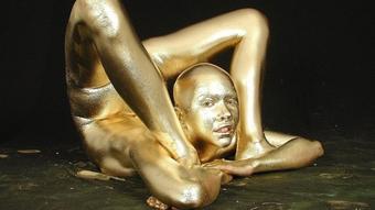 Vidzflix Contortionist Gets Golden Painted