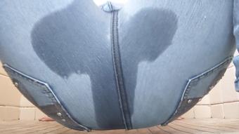 Mila_Maexo_Peeing-In-Yoga-Pants-And-Jeans