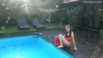 [Xxxwater] Marfa Touches Emerald Ocean Babe In The Pool
