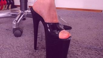 Detailed foot JOI, cum countdown, insult