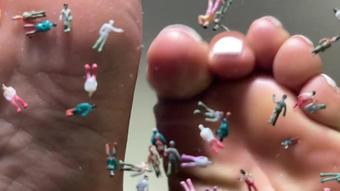 Ebony Giantess Smashing