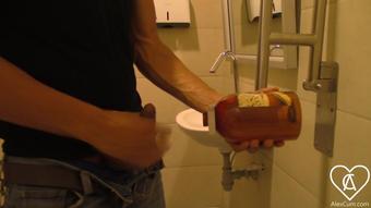 Va a un Baño Publico y mete su ESPERMA en un JABON DE MANOS