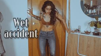 Pee my jeans at the toilet door