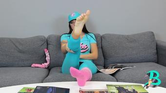 CUM Feast on Emmy's Sexy Feet - Nov 15, 2018