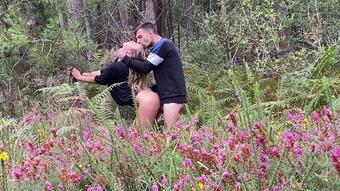 Couple bien chaud baise dans la jolie nature. Facial cum.