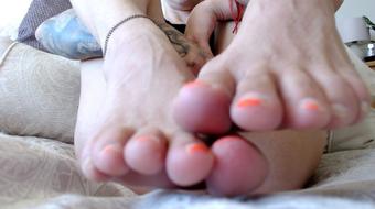 Sexy Milf's Close Up Sweaty Feet & Stubbly Pussy Play