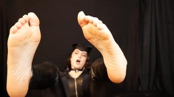 Catwoman Uses Her Feet to Help You Cum - Nov 11, 2022