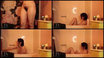 Livroyale Watch Me Take A Bath