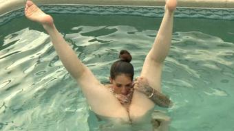 Stefania - Lift & Carry Swimming BlowJob