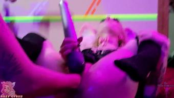 Riley Cyriis Squirting Teen Slut Fisting Party