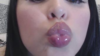 Whisper Lipgloss Kissing and gum chewing