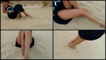 Julia Jordan Feet And Pussy Play On The Beach