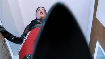 Ygk - Servant Beneath Goddess Kim'S Boots