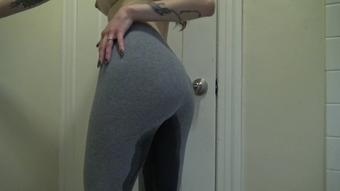 X Littleraven X 4K Pissing My Pants