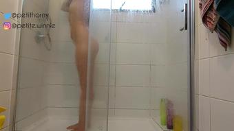 BEAUTIFUL WOMAN BATHING HER BODY AND TOUCHING - MASTURBATING WITH THE WATER JET PUSHING HER FINGERS