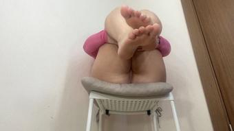 Feet ignore fetish from your curvy girl