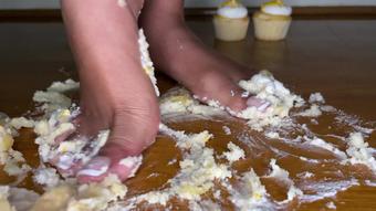 Giantess Smashing Cupcakes With Feet