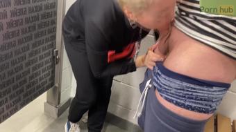 Shopping I Indkøbscenteret Endte Uventet Med Et Blowjob I Omklædningsrummet. - 1440P