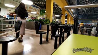 Mi novio toma el control de mi vibrador y me hace mojar en el centro comercial