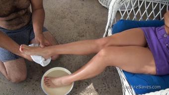 169_Foodbetweenhertoes