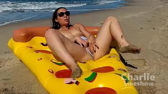 Charlie se branle sur une pizza au bord de la mer