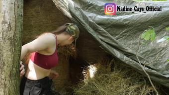 Ferngesteuerter Orgasmus beim Heu machen - Outdoor Spaß